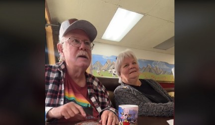 "BOLJE DA TO PROVERITE" Par u 40-im godinama saopštio roditeljima da će dobiti bebu, reakcija bake i deke je sve raznežila