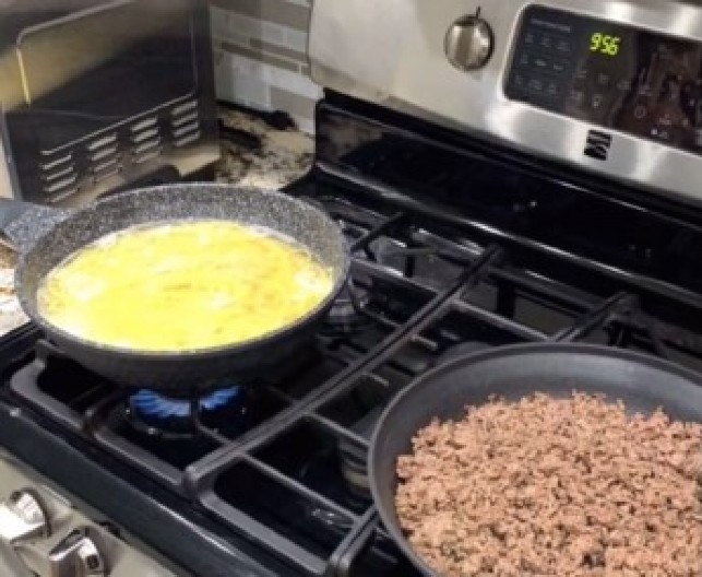 DEČKO POSLAO SLIKU VEČERE, PA MOMENTALNO ''DOBIO KORPU'' Jedan skriveni detalj je otkrio njegovu laž! (VIDEO)