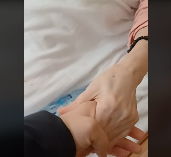 ŠOKANTAN SUSRET POSLE 27 GODINA Prvi put posle dve decenije je posetila majku koja je ostavila, sve je snimila (VIDEO)