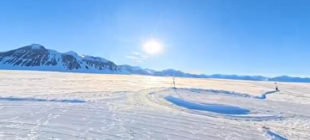 DA JE ZEMLJA RAVNA PLOČA POTVRĐUJE OVAJ KRITIČAR Džeran Kampanela srušio je sve teorije zavere ovim istraživanjem (VIDEO)