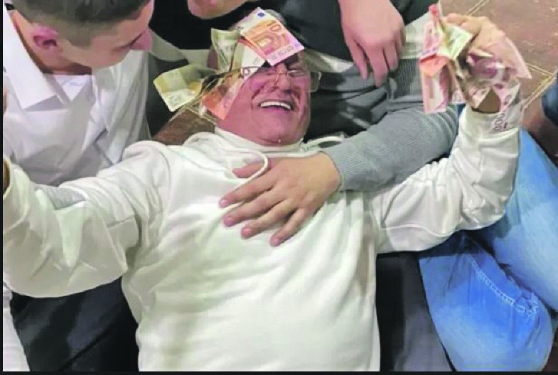 PEVAČ (77) BIO INTIMAN SA MUŠKARCEM! Javno progovorio o odnosima, šok!