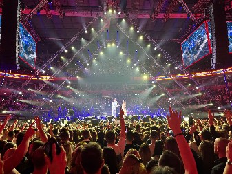 NJEGA JE ČUVALA ZA KRAJ TURNEJE! Čim je ovaj pevač izašao na binu, uledile ovacije u areni: ''Znaš koliko te Filip i ja volimo''