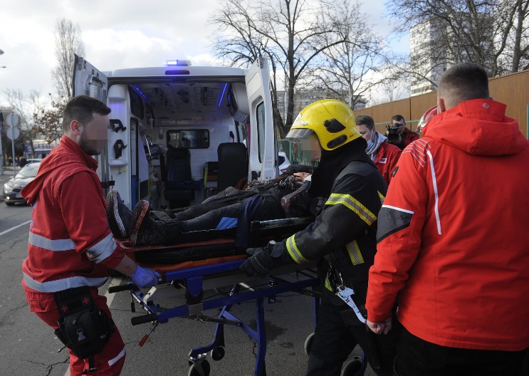 UŽAS U CENTRU PARAĆINA Vozač uleteo na trotoar - auto potpuno zgužvan, strahuje se da ima mrtvih (VIDEO)
