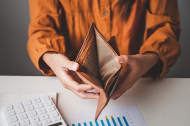 OSTAĆE BEZ DINARA OVE ZIME Ova 3 horoskopska znaka će bankrotirati, bolje bi im bilo da pritegnu kaiš!