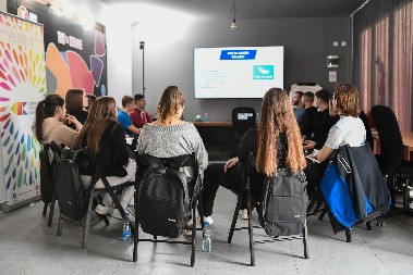 NIS I SOS DEČIJA SELA SRBIJA ZAJEDNO NA OSNAŽIVANjU MLADIH Održane edukativne radionice posvećene karijernoj orijentaciji