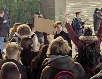 JEDAN VRLO MIRAN I KULTURAN PROTEST Snimak sve dokazuje, evo šta su radili "studenti" ispred Skupštine (VIDEO)