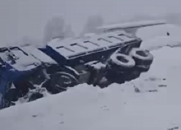 PRVA TRAGEDIJA ZBOG SNEŽNE MEĆAVE Rasulo na putu, kamioni su u kanalu (VIDEO)