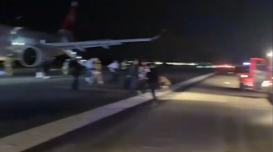 POJAVIO SE SNIMAK, IMA POVREĐENIH Avion iz Ciriha hitno sleteo, scena je bila jeziva (VIDEO)