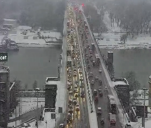 VOZILA MILE ZBOG SNEGA, STVARAJU SE KOLONE Gužve u saobraćaju, ove tačke su najkritičnije (FOTO)