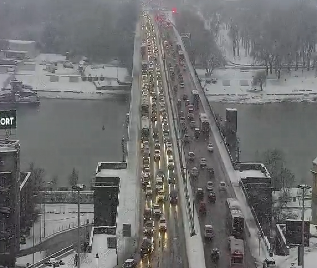 VOZILA MILE ZBOG SNEGA, STVARAJU SE KOLONE Gužve u saobraćaju, ove tačke su najkritičnije (FOTO)