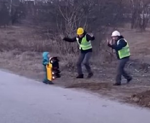 NAJSLAĐI SNIMAK KOJI ĆETE VIDETI DANAS Radnici na putu rešili da obraduju mališana, prizor će otopiti i najtvrđa srca! (VIDEO)
