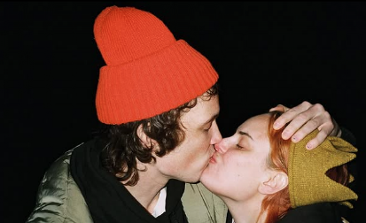 VERILA SE ĆERKA BRUSA VILISA Izgovorila sudbonosno ,,da" poznatom muzičaru, ovakav verenički prsten još nismo videli