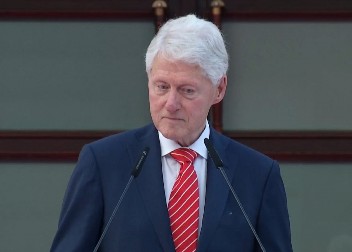 TELO DRHTI, ČELO SE ZNOJI, BOL U KOSTIMA I ZGLOBOVIMA Bil Klinton završio u bolnici! Evo kakvo je stanje bivšeg predsednika SAD