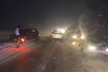 PRVA ŽRTVA NEVREMENA U SRBIJI: Mladić kolima proklizao i  sudario se sa cisternom