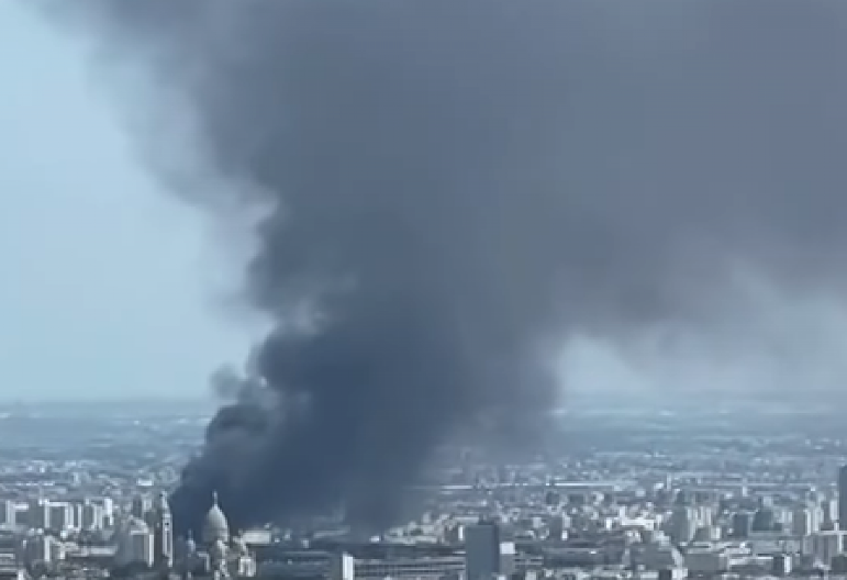 Svetski mediji prenose: Gori Ajfelov Toranj!