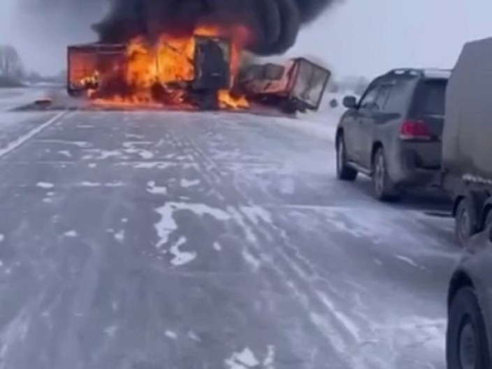 DVA KAMIONA U PLAMENU Lančani sudar na auto-putu