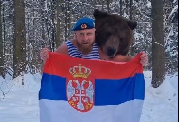 "ŽIVELA SRBIJA! BRAĆA ZAUVEK!" Rus na -20 u zagrljaju medveda viče i maše našom zasavom
