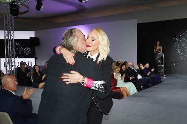 LEPA BRENA SELA BOBI U KRILO! Osvanula nikad viđena fotka, on je grli i ne pušta je, a pevačica poručuje: "Ljubi me" (FOTO)