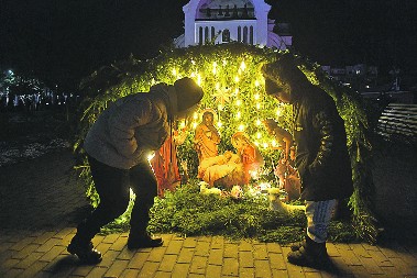 SUTRA JE BOŽIĆ PO GREGORIJANSKOM KALENDARU Običaj je da se u crkve postave jasle, sa figurama koje dočaravaju siromašne uslove staje u kojoj je Hrist rođen