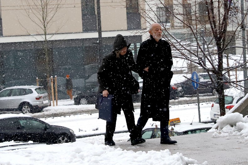 MIKINA UČENICA: DEVOJKA KOJA GA TUŽI JEDNOM JE OD NJEGA IZAŠLA RAŠČUPANA  Aleksiću pozlilo, tražio pauzu