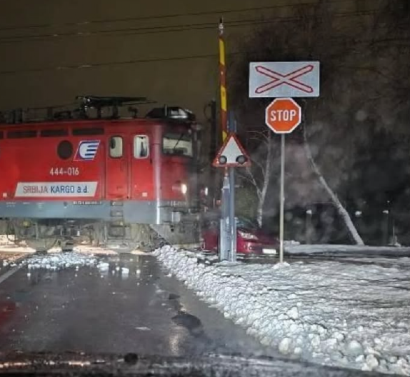 PRVE SLIKE JEZIVE NESREĆE KOD SMEDEREVA Voz naleteo na automobil (FOTO)