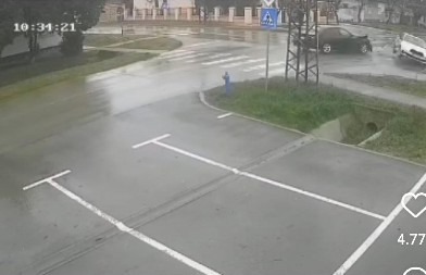 U PUNOJ BRZINI SE ZAKUCALI JEDAN U DRUGOG Težak sudar u Kikindi