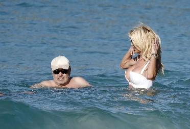 VIŠA JE OD NJEGA ZA DVE GLAVE I KUNE SE DA NIJE SA NJIM SAMO ZBOG PARA  Gde da odu, izazivaju šok, a samo je on uspeo da osvoji ovu fatalnu plavušu