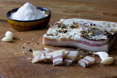 NUTRICIONISTI IZNENADILI ODGOVOROM Evo da li je dobro da jedete svinjsku mast, slaninu i beli luk svaki dan