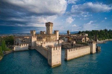 FRANCUZI PRODAJU ZAMKOVE ZA BAGATELU Pravi raj na zemlji za male pare – ali postoji ozbiljan razlog zašto su na tržištu