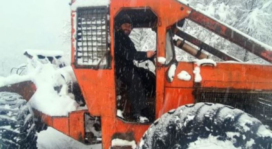 "JESTE ZAPADALO AL' U VODICU SE MORA" Svi bruje o fotografiji sveštenika u zavejanom selu kod Teslića (FOTO)