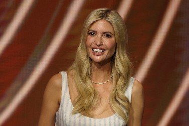 IVANKA TRAMP SE SKINULA U KUPAĆI Dok se mi smrzavamo, bivša prva ćerka slavi Božić na plaži u zavodljivom izdanju