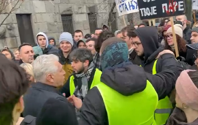 "DA MI PREBIJEMO OVOG?" Studenti zapretili Anđelkoviću, toliko o "mirnom" protestu (VIDEO)