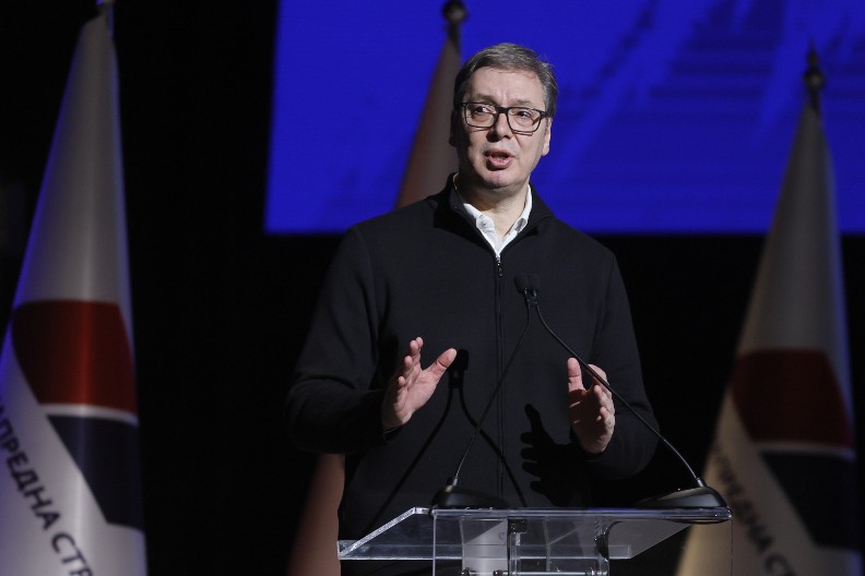 VUČIĆ DANAS SA NAJBOLJIM DIPLOMCIMA MEDICINSKOG FAKULTETA I SREDNJIH STRUČNIH ŠKOLA Dodeljuju im se ugovori o radu