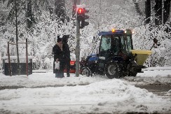EKIPE NA TERENU ZBOG SNEGA Glavni putni pravci prohodni, ali hiljade domaćinstava i dalje bez struje