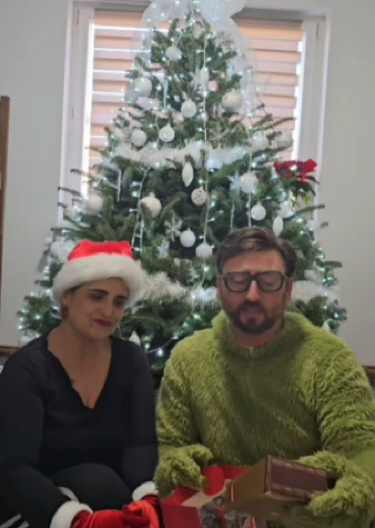 OGLASIO SE GLUMAC KOJI JE ZAPROSIO KOLEGINICU NA SCENI! O njegovom potezu bruji čitav region (FOTO)