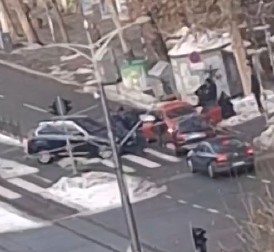 PRVI SNIMAK HAPŠENJA VOZAČA ŠKODE POSLE FILMSKE POTERE U BULEVARU Drama u centru Beograda, čuli se i pucnji? (VIDEO)