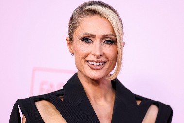 PARIS HILTON SKINULA SVE SA SEBE Pozirala ispred jelke bez odeće, a intimne predele prekrila ovim detaljem