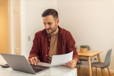 NOVOSAĐANIN TRAŽI SRODNU DUŠU PREKO OGLASA Zbog ogromne liste zahteva, pljušte prozivke u komentarima, haos! (FOTO)