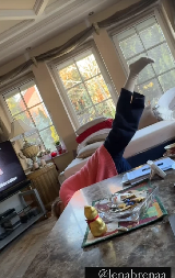 BRENA NA PODU NAKON ŠTO JE POLOMILA NOGU! Isplivao šok snimak iz porodičnog doma, evo u kakvom je stanju pevačica! (VIDEO)