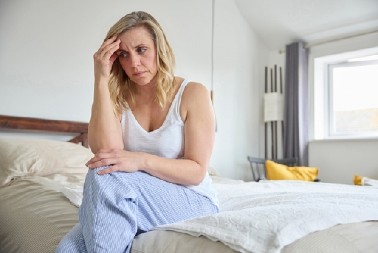 SIMPTOMI KOJE ŽENE STARIJE OD 40 NIKAKO NE SMEJU DA IGNORIŠU  Izgledaju "bezazleno", a zapravo mogu biti vrlo opasni