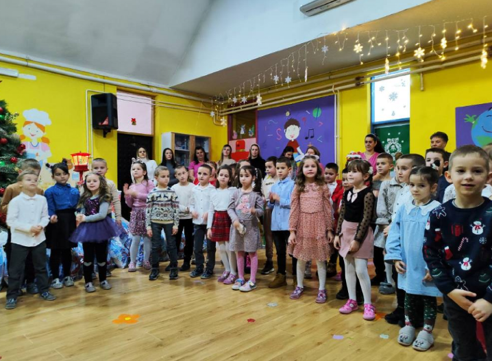 Novogodišnji paketići, dar predsednika Vučića, podeljeni deci predškolskih ustanova u Sočanici i Lešku