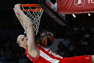 HRVATSKI KOMENTATOR U DELIRIJUMU Poslušajte kako je reagovao posle istorijske trojke Dejana Davidovca (VIDEO)