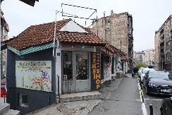 OD MEDA SA SVETE GORE DO DIVLJIH RUSKIH ŽURKI! U Jug Bogdanovoj ulici spojilo se nespojivo - crkvena prodavnica pored erotic-šopa! (VIDEO)