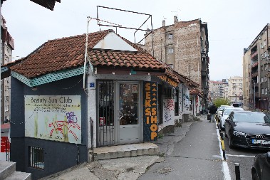 OD MEDA SA SVETE GORE DO DIVLJIH RUSKIH ŽURKI! U Jug Bogdanovoj ulici spojilo se nespojivo - crkvena prodavnica pored erotic-šopa! (VIDEO)