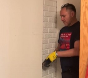 "ZOVITE POLICIJU ODMAH'' Par otkrio tajnu sobu u kući – ono što su pronašli unutra ledi krv u žilama! (VIDEO)