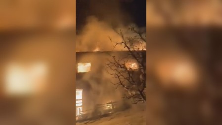 CELA KUĆA IM IZGORELA DO TEMELJA Stravične scene vatrene stihije u Prijepolju, komšije rekle za vlasnike: "Bog ih je spasio" (VIDEO)