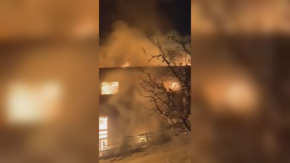 CELA KUĆA IM IZGORELA DO TEMELJA Stravične scene vatrene stihije u Prijepolju, komšije rekle za vlasnike: "Bog ih je spasio" (VIDEO)