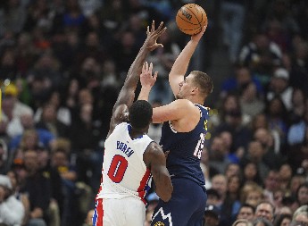 DŽOKER SE POIGRAVAO SA RIVALOM Srbin im "sipao" trojke, asistirao: Ovo su najbolji potezi Jokića na meču protiv Detroita (VIDEO)