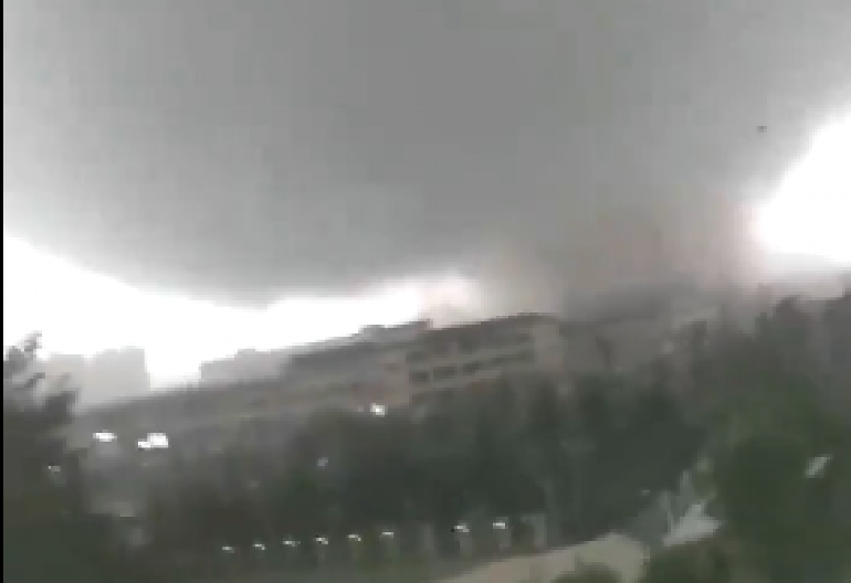 STIŽE NOVI UDAR TORNADA Dve osobe su mrtve, a preti nova katastrofa