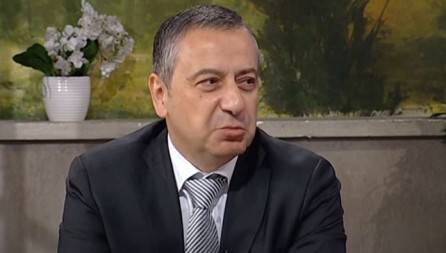 UŽAS! KAKO OVAJ PREDAJE U SRBIJI? "Srbiji se sve vraća za Srebrenicu! Neko odlučno rukovodi protestima!"